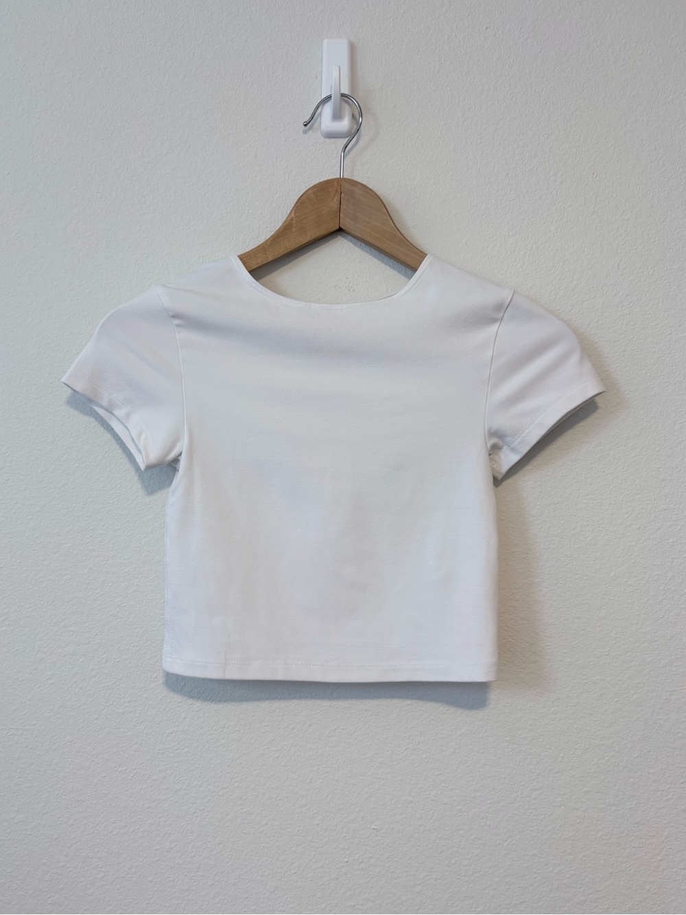 Offline by Aerie White Fitted Short Sleeve Crop Top w/ Cut Out on the back sz XS